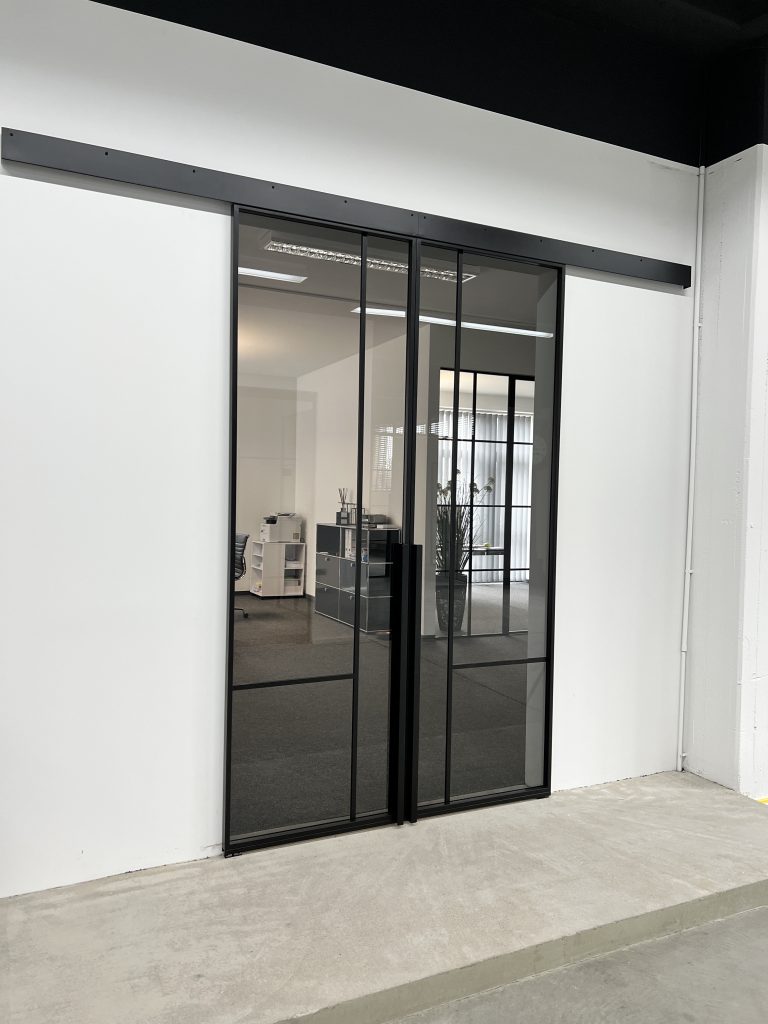 Stilvolle Doppel-Loft-Schiebetüren mit Stahl-Design