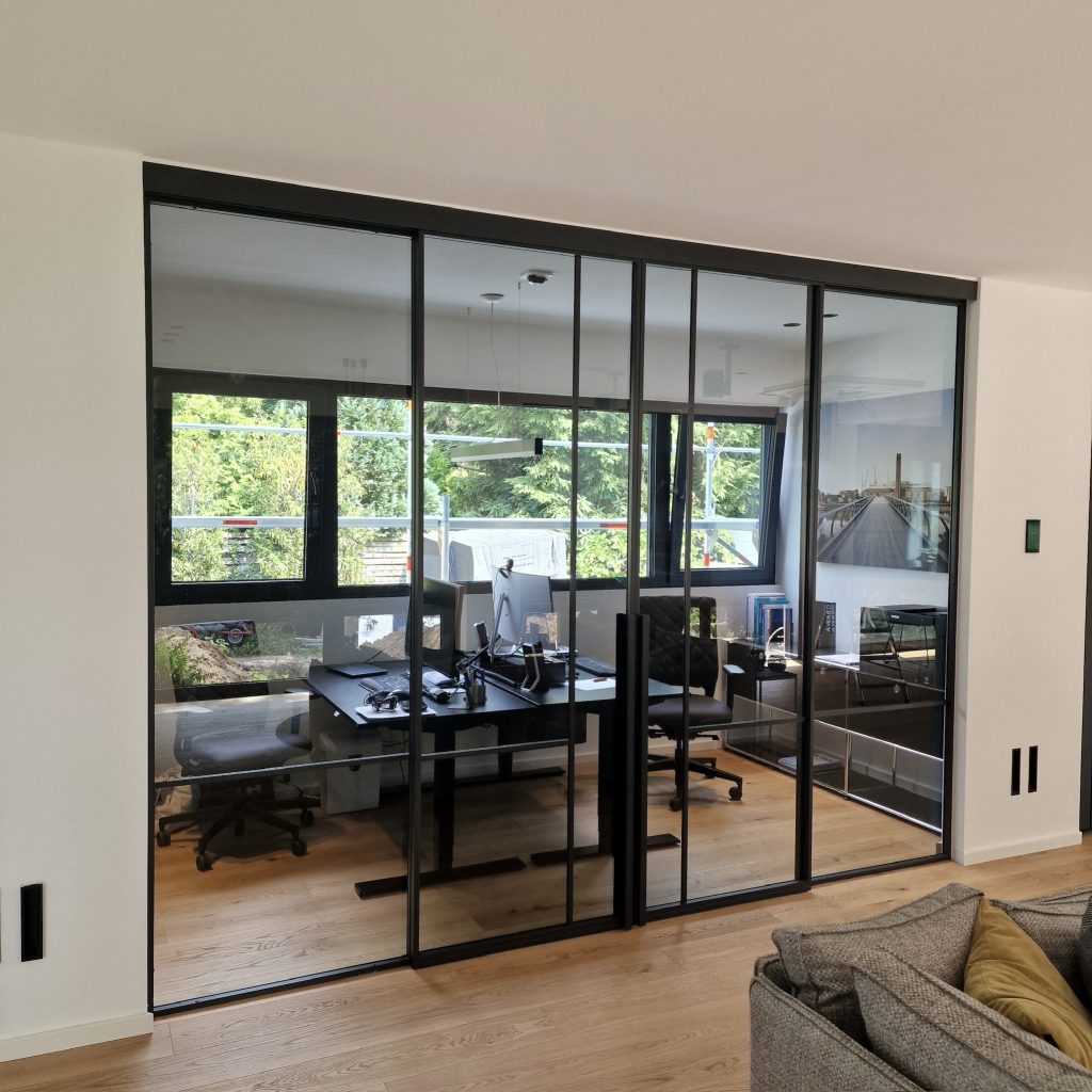 Moderne Loft-Ästhetik: Unser Raumteiler mit doppelten Schiebetüren – perfekt für stilvolle und funktionale Raumgestaltung.