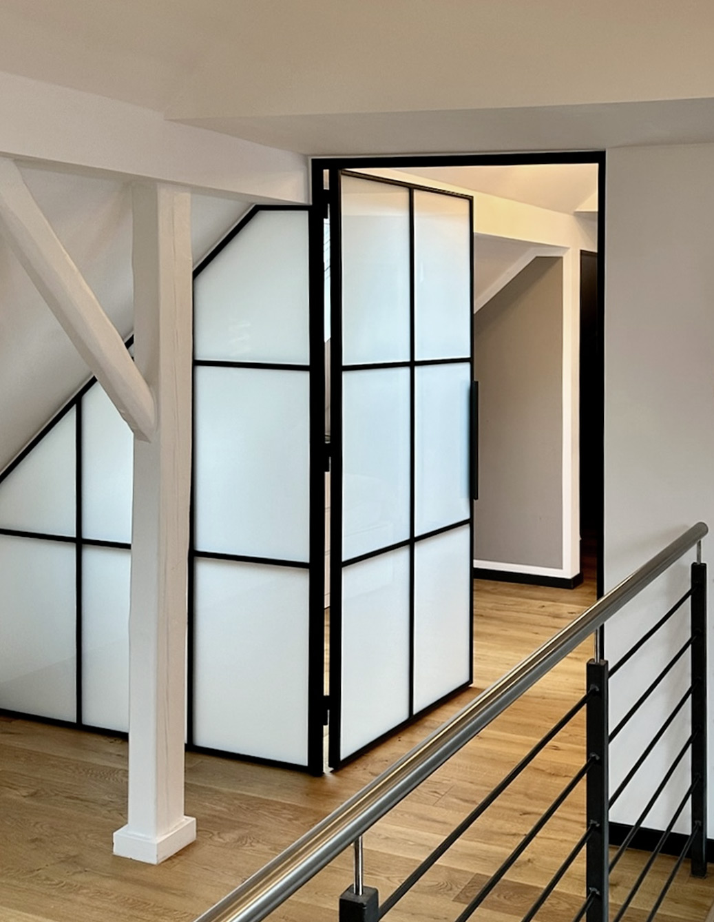 Lofttür mit Seitenteil als Raumteiler im Home Office - milchglas