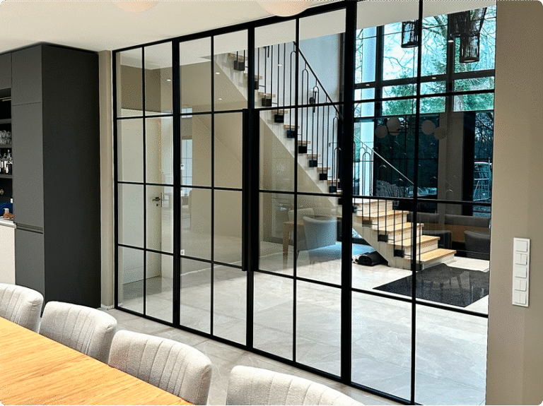 Glas-Raumteiler im Loft-Stil mit schwarzem Stahlrahmen – ideal für offene Wohn- und Arbeitsbereiche