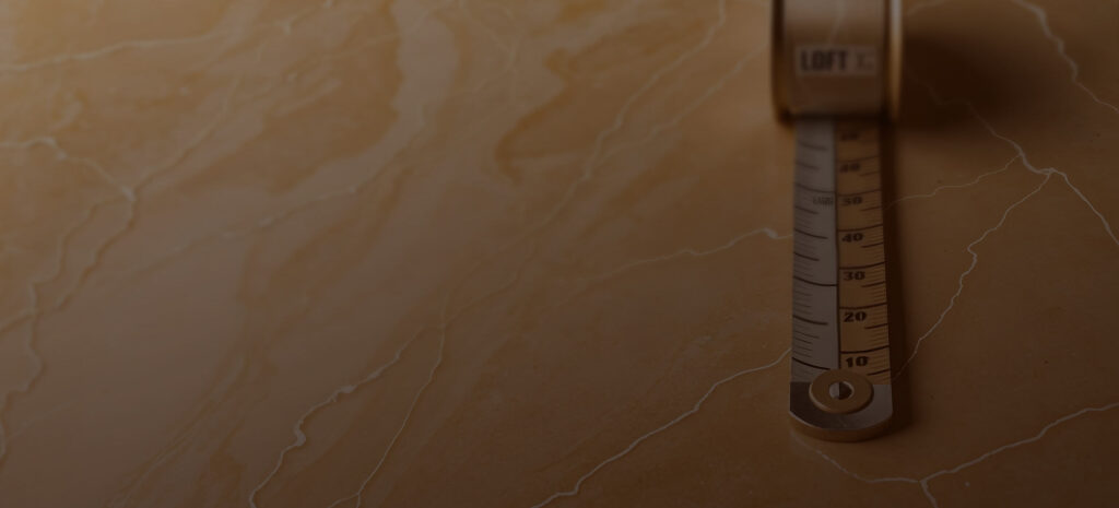 Aufmaß einer Lofttür mit Lasergerät an einer Türöffnung