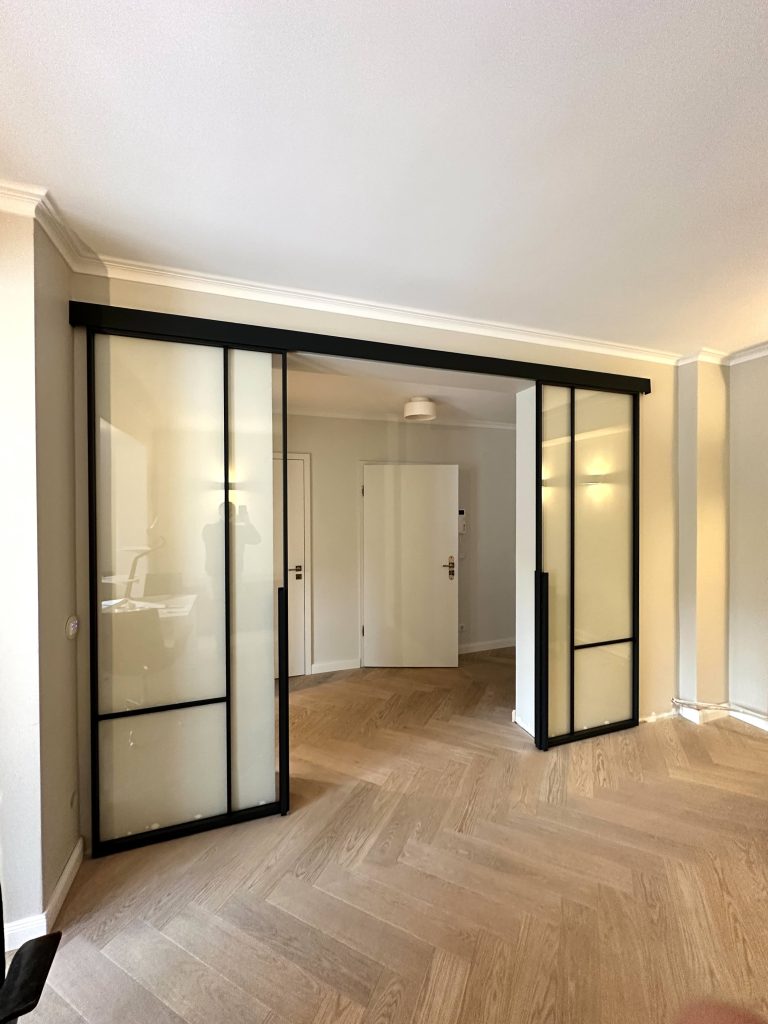 Doppelflügelige Loft-Schiebetür mit Klarglas im Design Cross1 – Übergang vom Flur