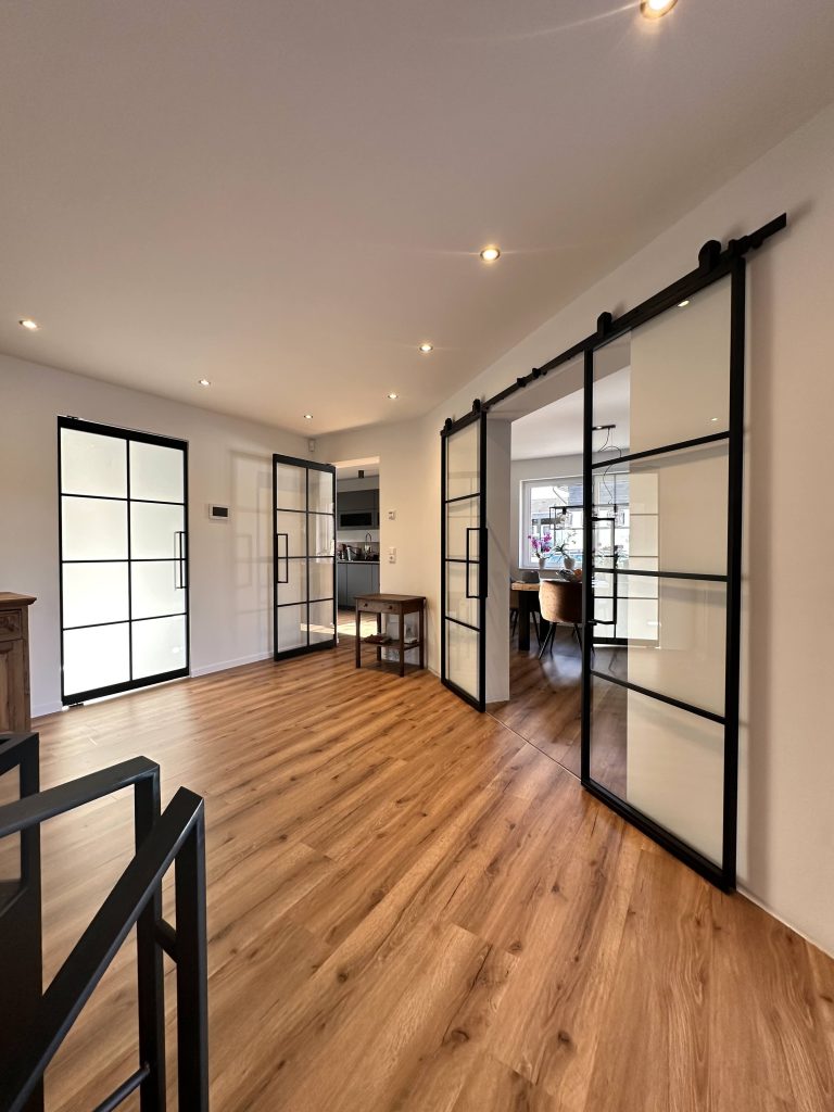 Loft-Schiebetür doppelflügelig mit Klarglas im Design Polo4 im Flur