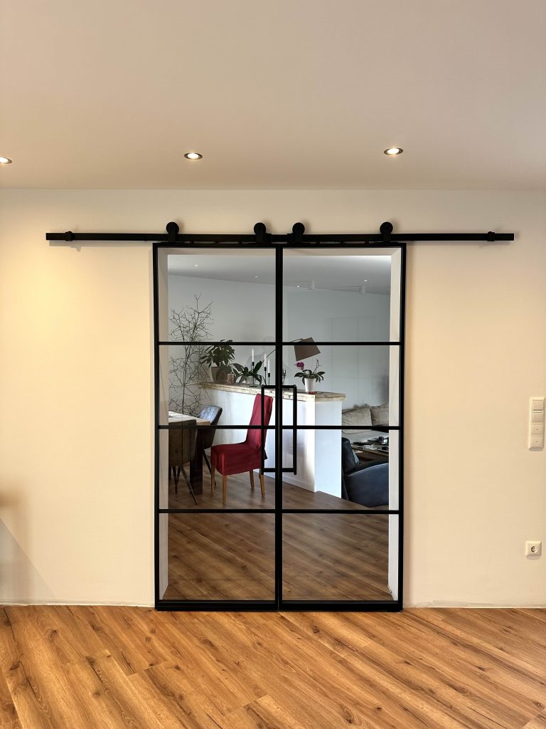Loft-Schiebetür doppelflügelig mit Klarglas im Design Polo4 im Flur