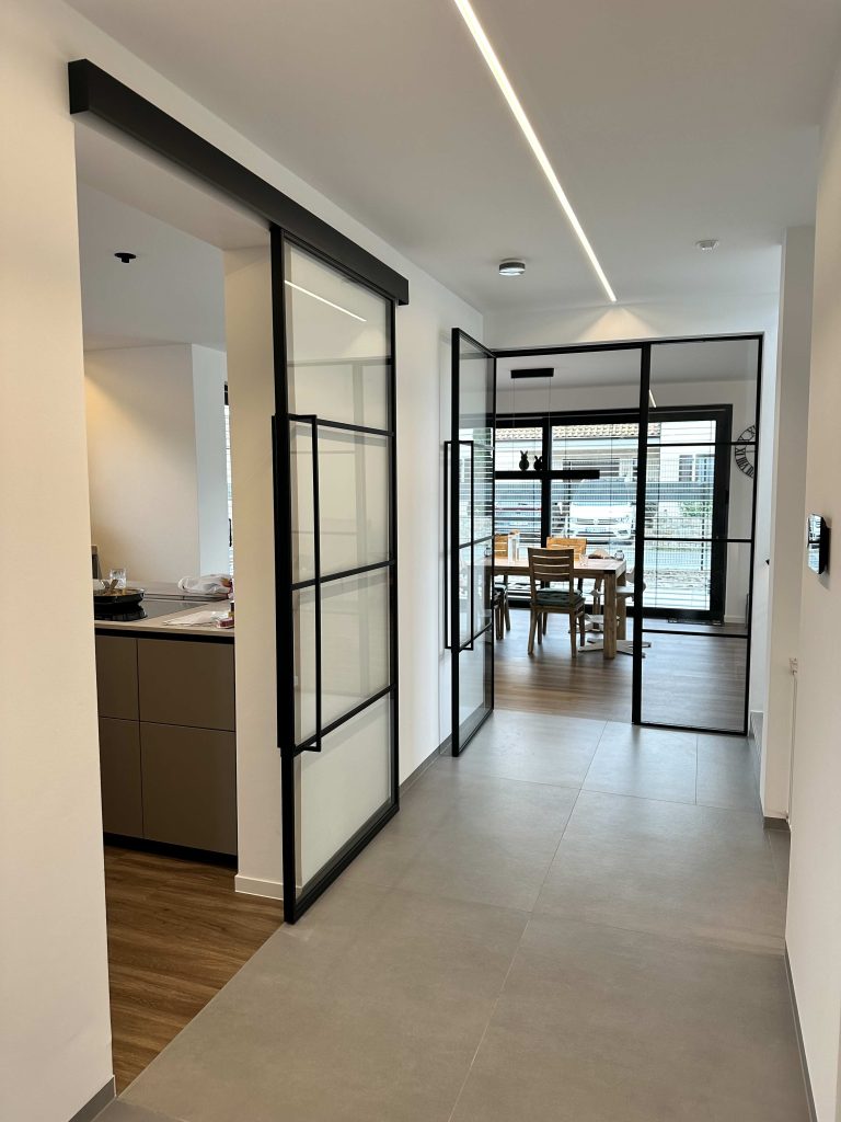 Loft-Schiebetür im Polo4-Design mit schwarzem Rahmen zur Küche