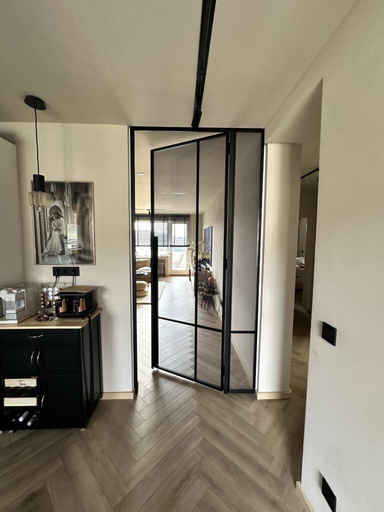 Loft Drehtür mit Seitenteil und grauem Glas für Wohnzimmer