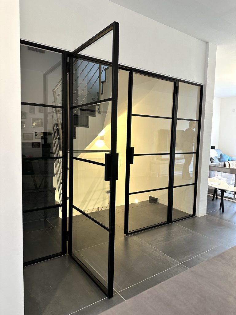 Loft-Doppeldrehtür mit Seitenteilen und Polo4-Sprossen in schwarzem Stahl