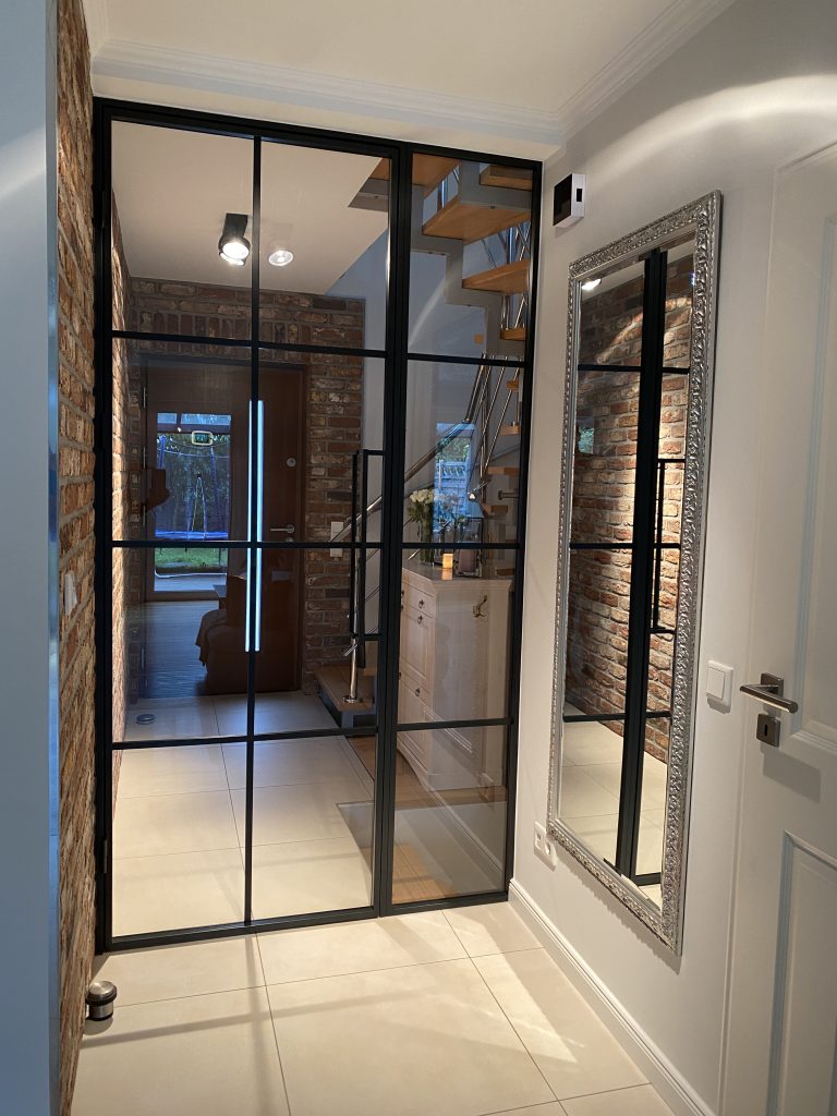 Lofttür mit Seitenteil und Klarglas – elegante Raumlösung für Reihenhaus