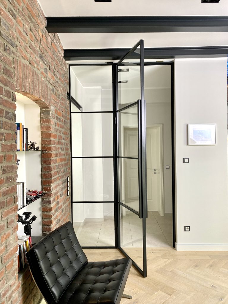 Loft Drehtür mit Fixelement – hohe Türanlage für stilvolles Homeoffice