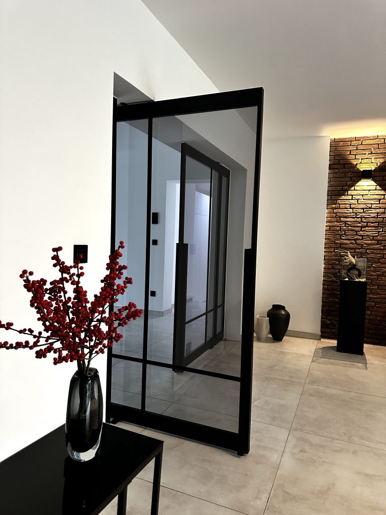 Loft Doppelpivottür mit zwei FIX-Elementen und grauem Glas als Raumteiler