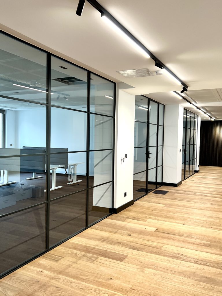 Loft Glastüren mit Sprossen Polo4 und Parkettboden