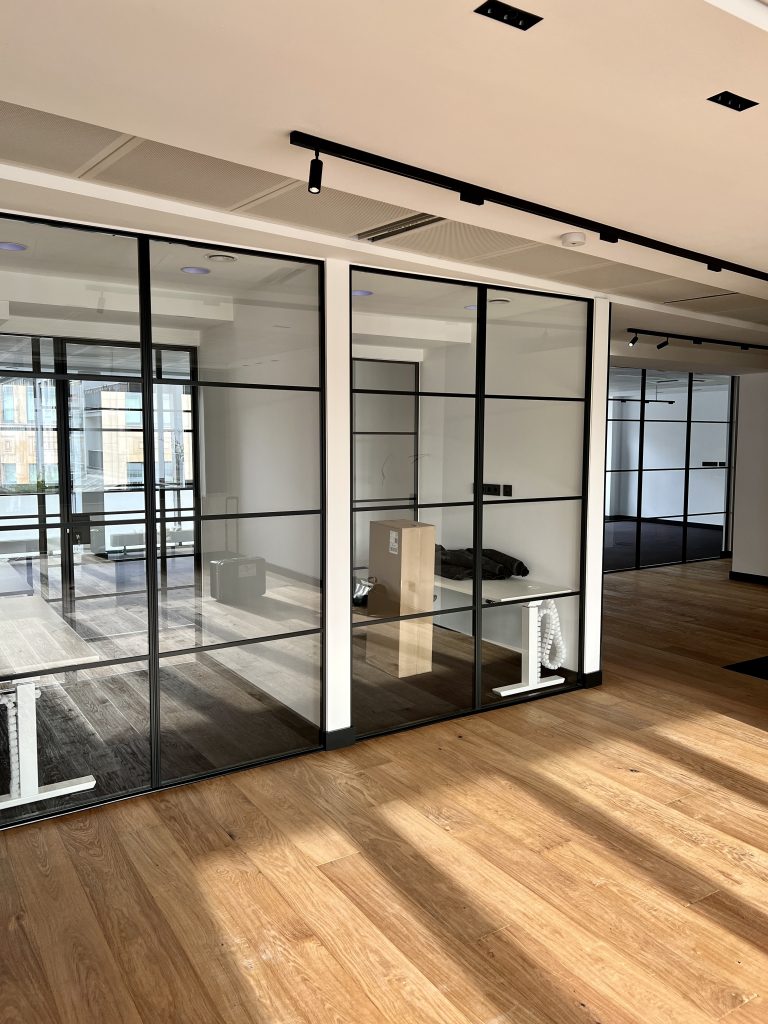Loft Glastüren mit Sprossen Polo4 und Parkettboden