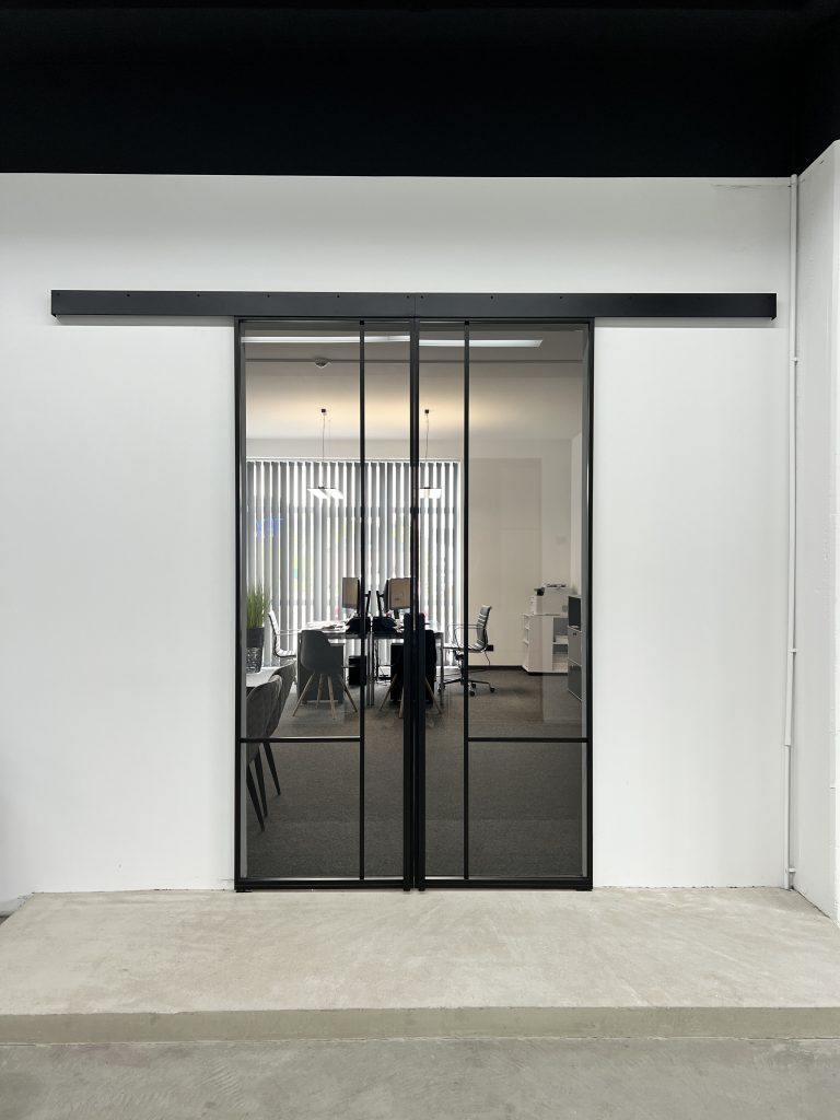 Doppelflügelige Lofttür mit grauem Glas als Innentür im Showroom