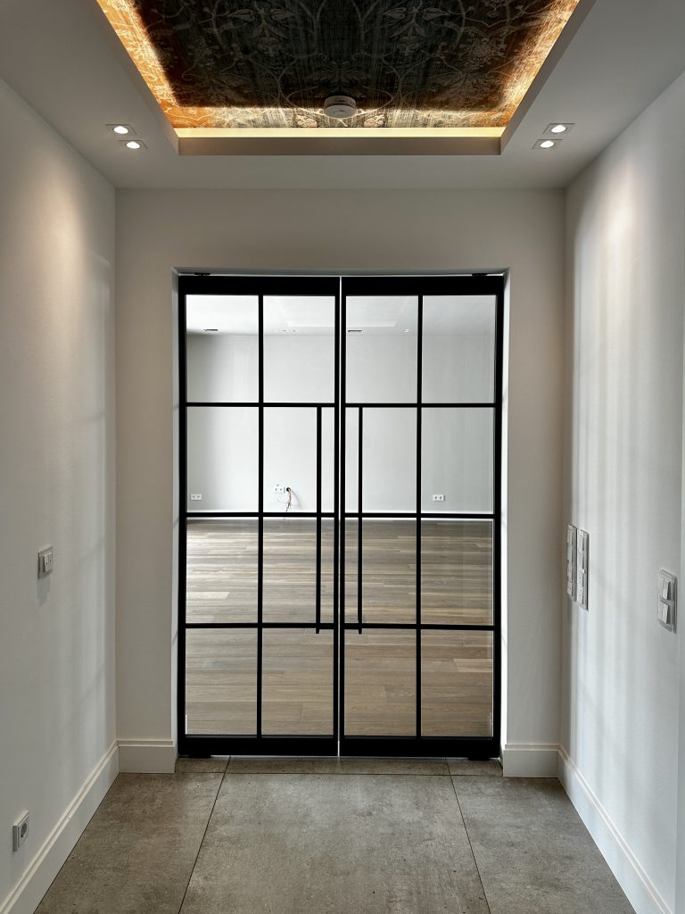 Maßgefertigte Pivot Lofttüren mit Sprossendesign Polo3