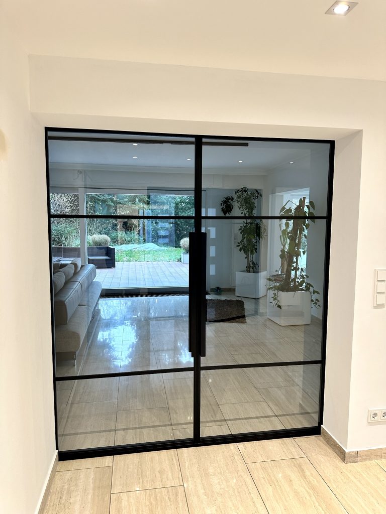 Loft-Schiebetüre aus Glas mit schwarzem Stahlrahmen und Flexi-Sprossen