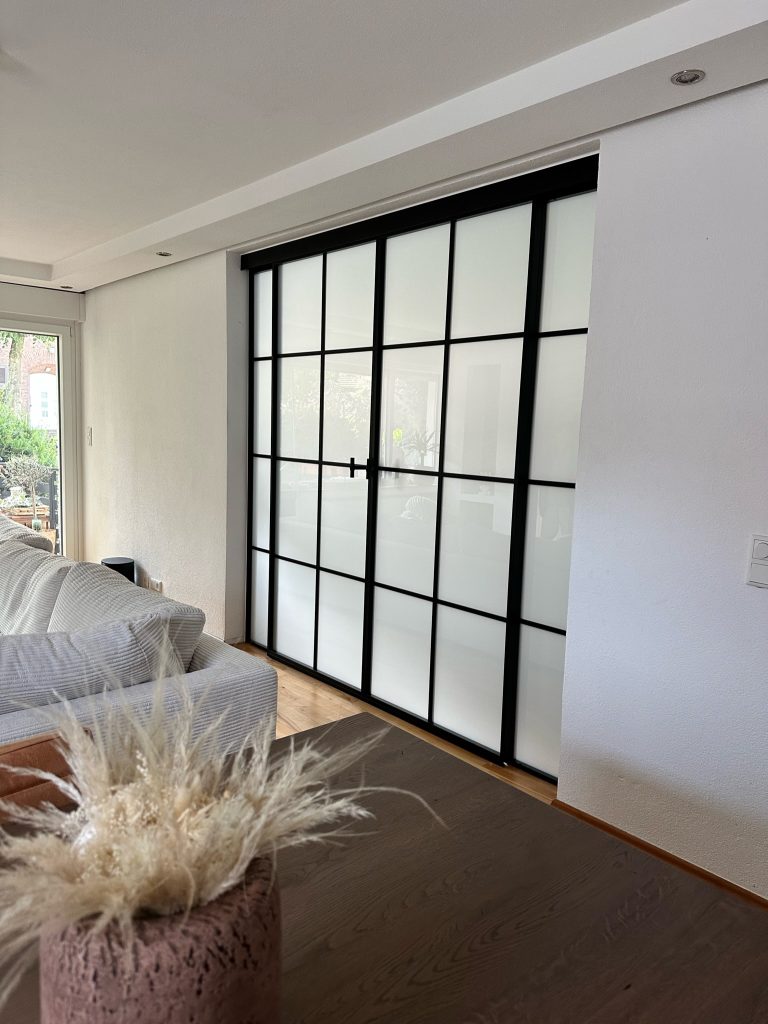 Loft-Schiebetür mit Milchglas und seitlichen Fixelementen für Schlafzimmerzugang