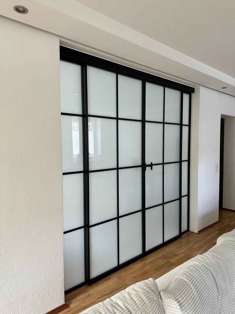Loft-Schiebetür mit Milchglas und seitlichen Fixelementen für Schlafzimmerzugang