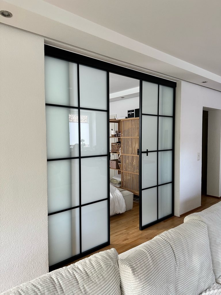 Loft-Schiebetür mit Milchglas und seitlichen Fixelementen für Schlafzimmerzugang