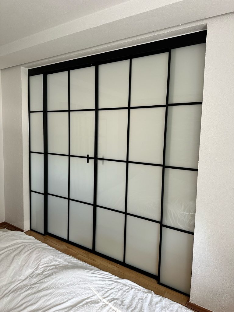 Loft-Schiebetür mit Milchglas und seitlichen Fixelementen für Schlafzimmerzugang