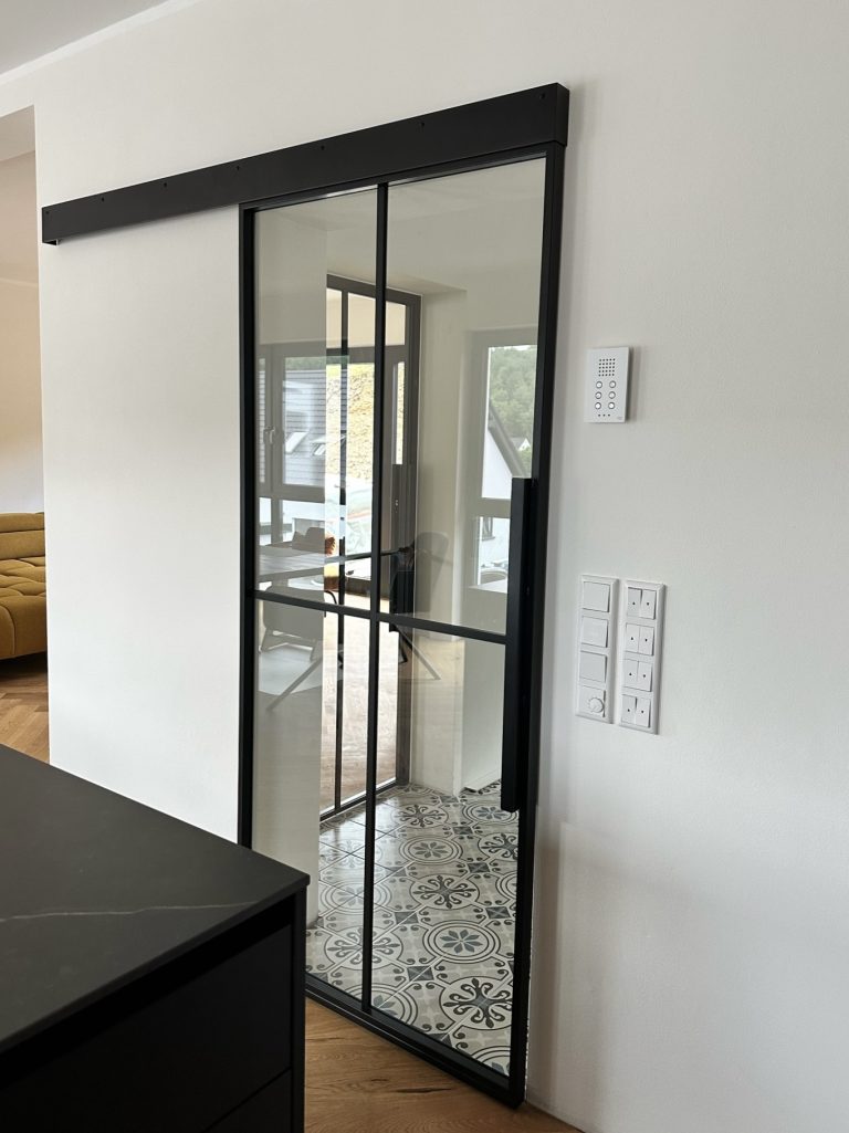 Loft-Schiebetür aus Klarglas mit individuellem Cross-Sprossendesign