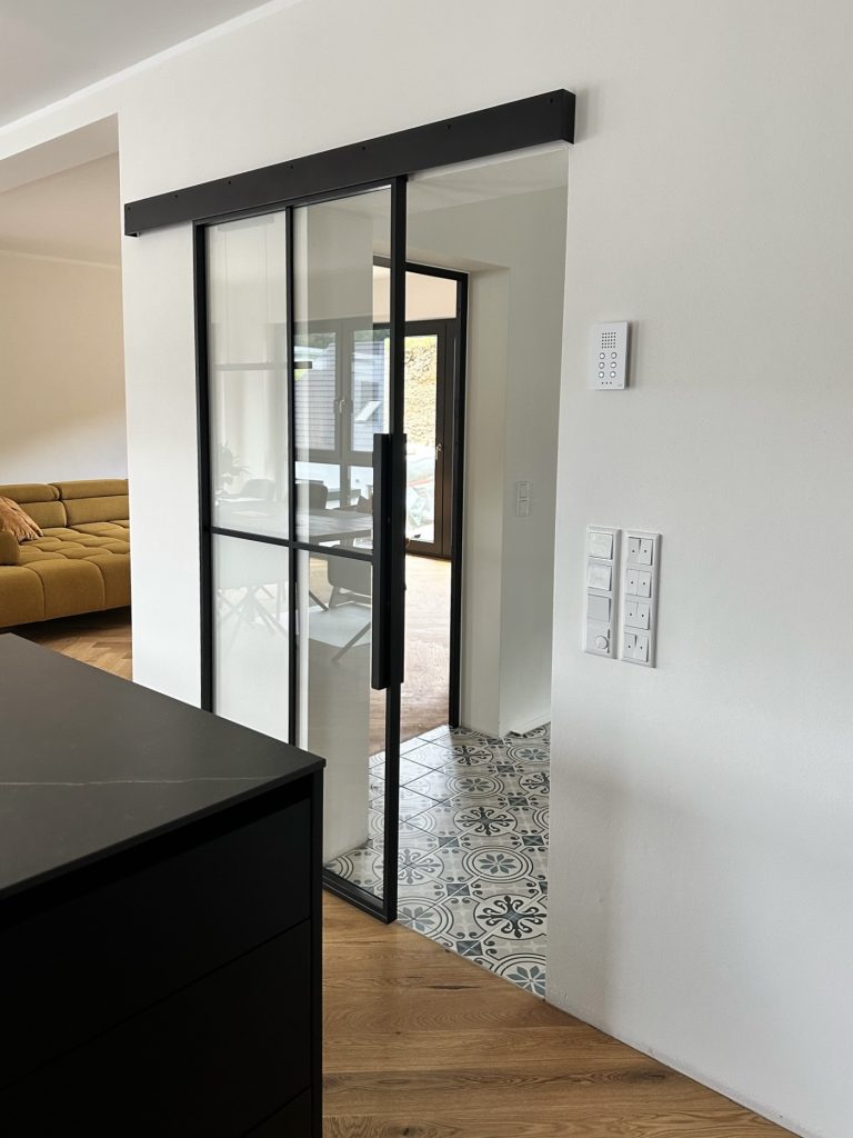 Loft-Schiebetür aus Klarglas mit individuellem Cross-Sprossendesign