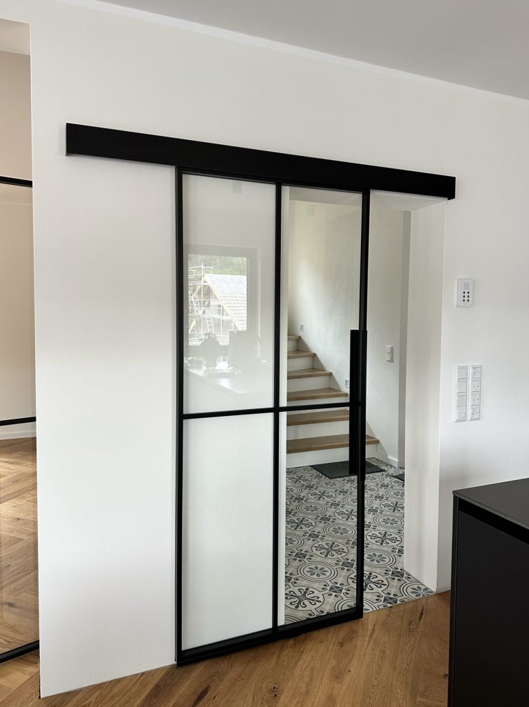 Loft-Schiebetür aus Klarglas mit individuellem Cross-Sprossendesign