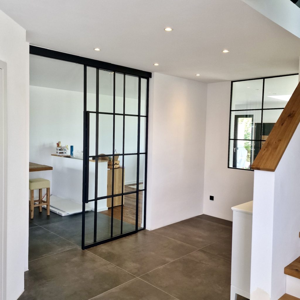 Loft-Schiebetür mit Seitenteil aus Klarglas im Design Polo4+ – Küche