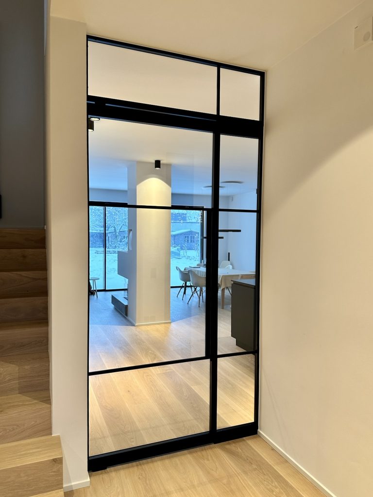 Pivot-Lofttür mit Oberlicht und Seitenteil aus Klarglas – Design Flexi