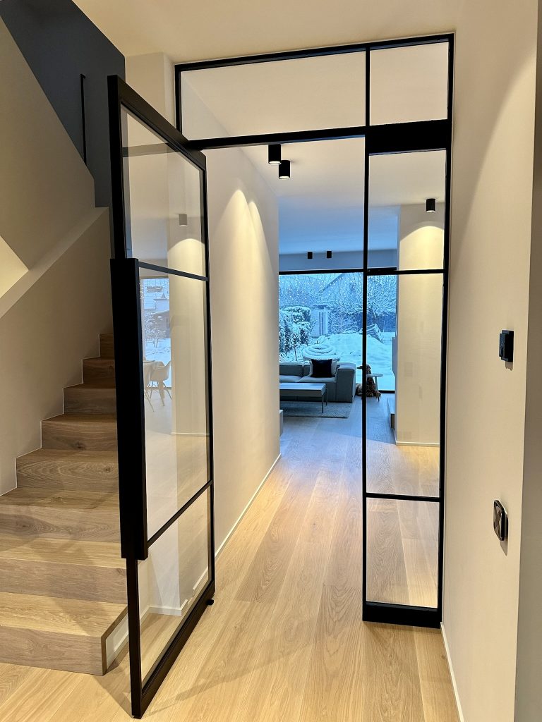 Pivot-Lofttür mit Oberlicht und Seitenteil aus Klarglas – Design Flexi