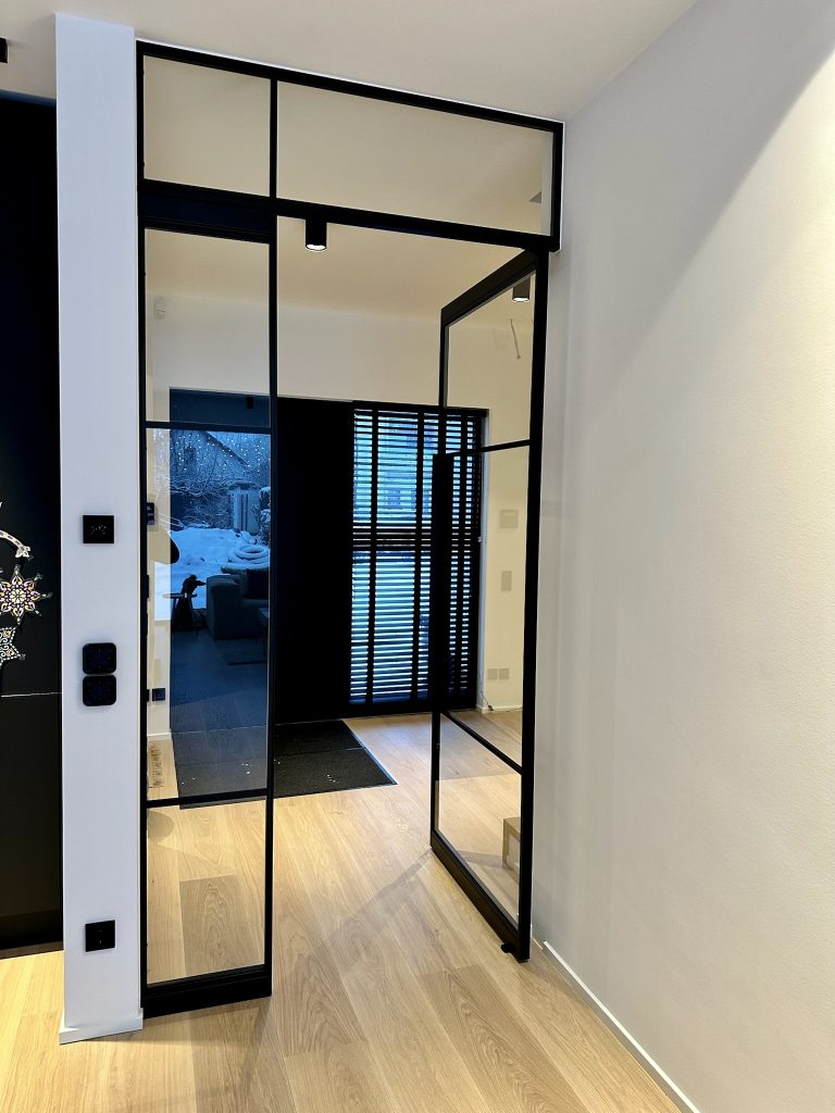 Pivot-Lofttür mit Oberlicht und Seitenteil aus Klarglas – Design Flexi