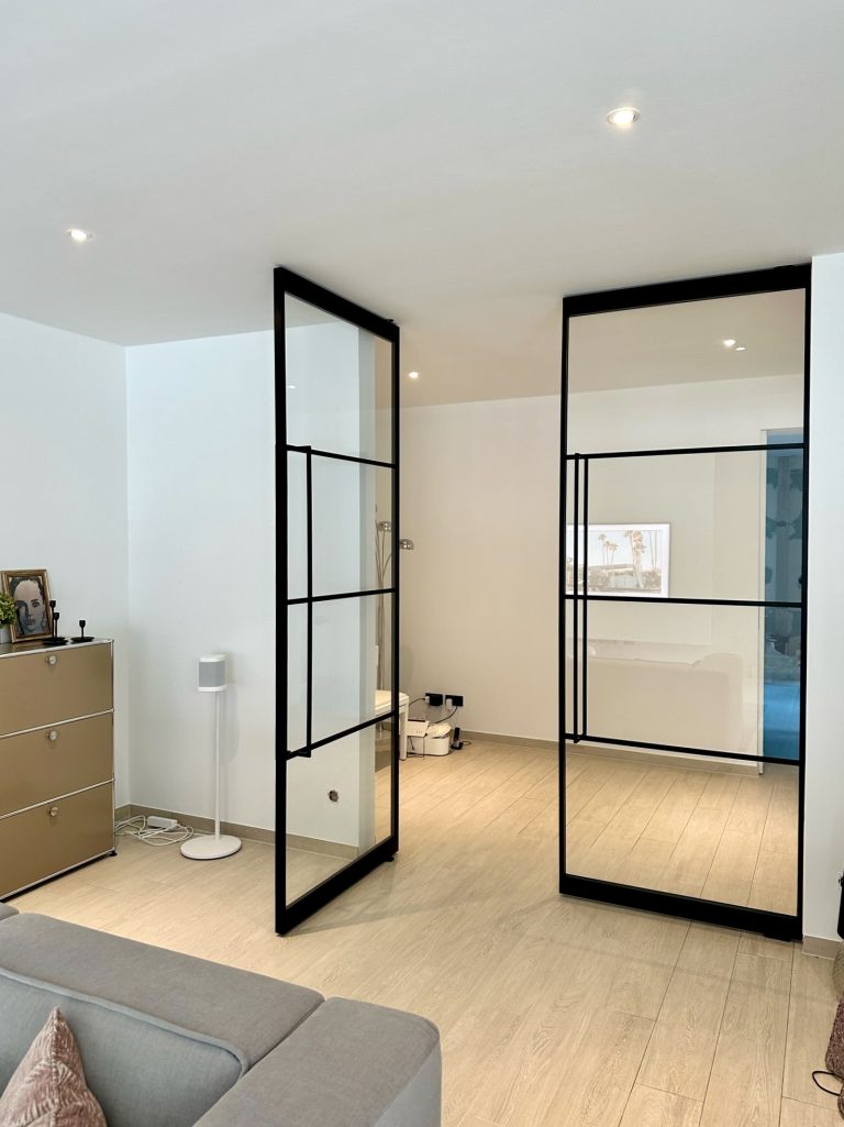 Doppelte Pivot-Lofttür mit Sprossen Polo4 und Griff Gracia aus Klarglas