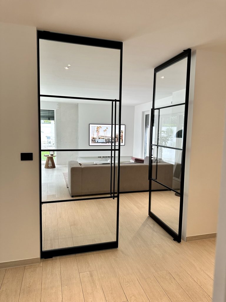 Doppelte Pivot-Lofttür mit Sprossen Polo4 und Griff Gracia aus Klarglas