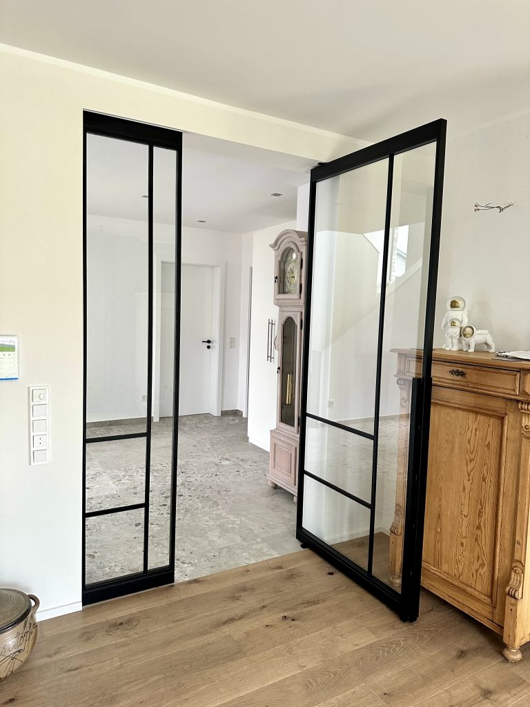 Loft-Pivottür mit Fixelement und Griff Levem – Klarglas für mehr Licht