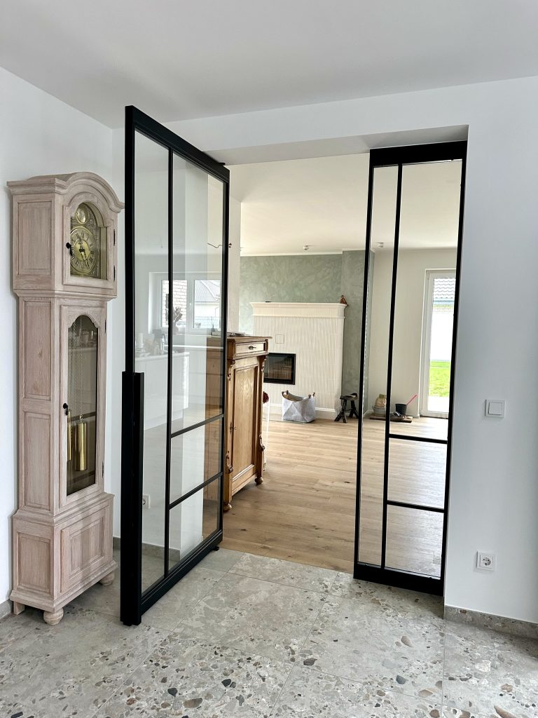 Loft-Pivottür mit Fixelement und Griff Levem – Klarglas für mehr Licht