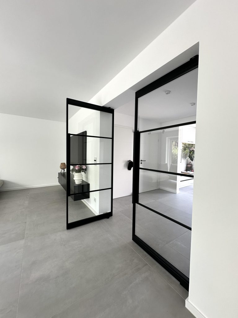 Doppel-Pivottür mit Klarglas und Sprossendesign Polo4 im Wohnzimmer