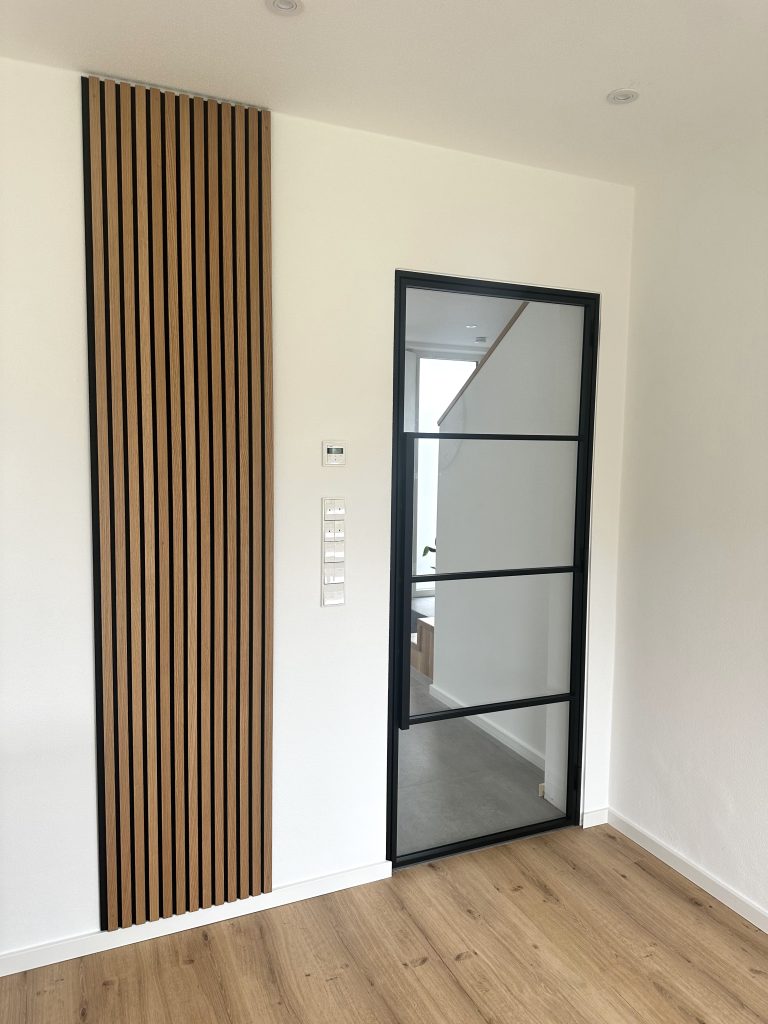 Einflügelige Lofttür mit Sprossendesign Polo4, Klarglas und Griff Levem im Eingangsbereich EG