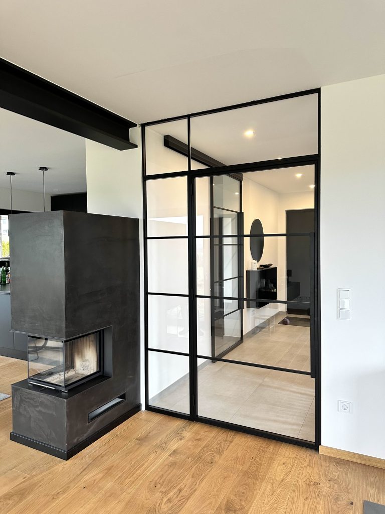 Loft Drehtür mit FIX und Oberlicht im Polo5-Design, Klarglas und Griff Levem