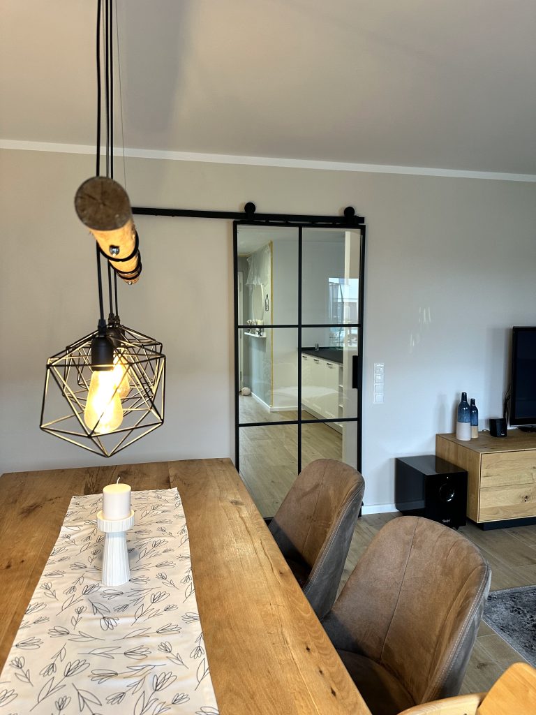 Loft-Schiebetür mit industriellen Laufrollen und Polo3+-Design
