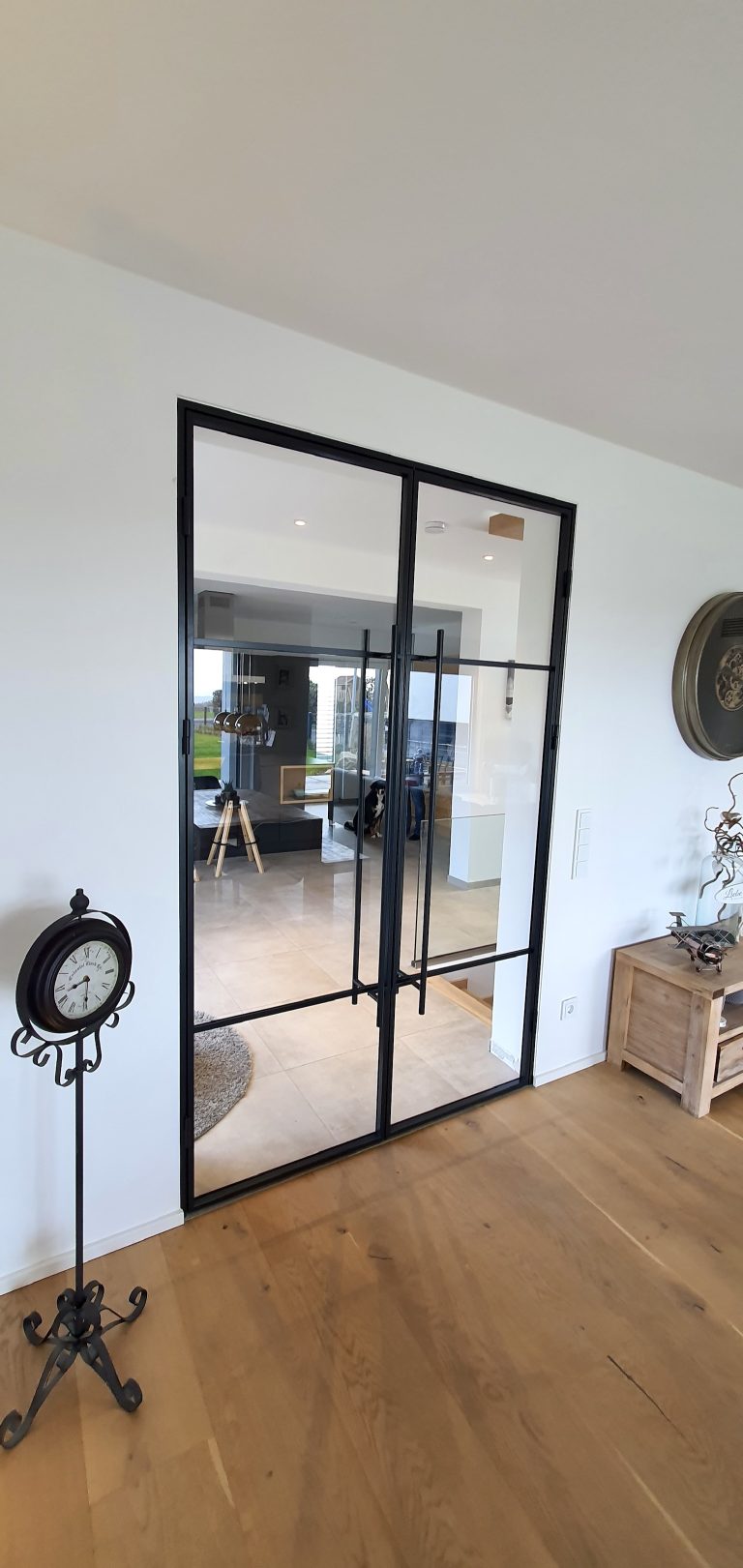 Glas-Raumteiler im Loft-Stil mit schwarzem Stahlrahmen – ideal für offene Wohn- und Arbeitsbereiche