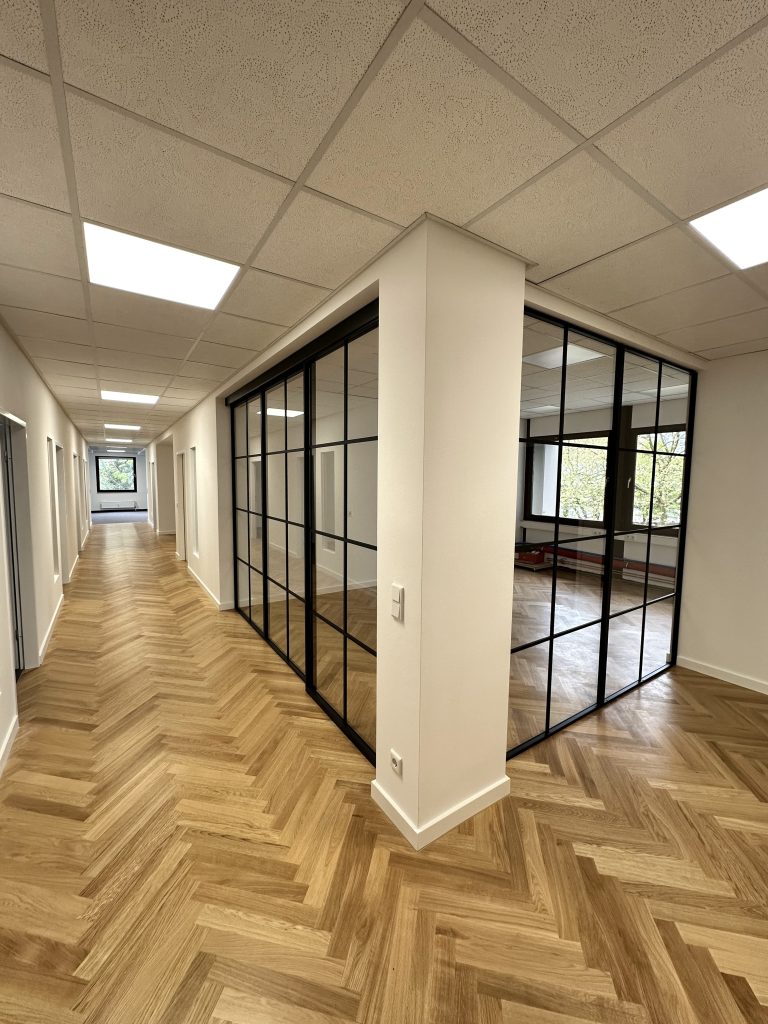 Großflächige Schiebetüranlage im Loftstil mit schwarzem Profil