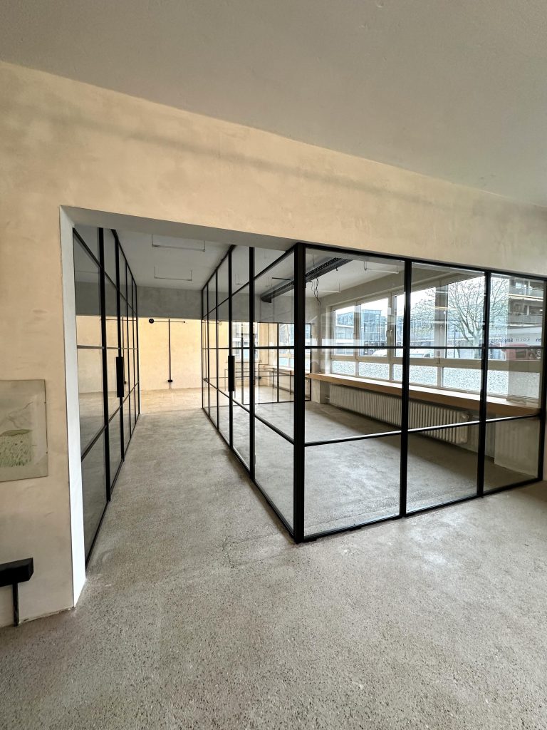 Raumhoher Loft-Raumtrenner mit Glastür im Büro – Polo4 Design