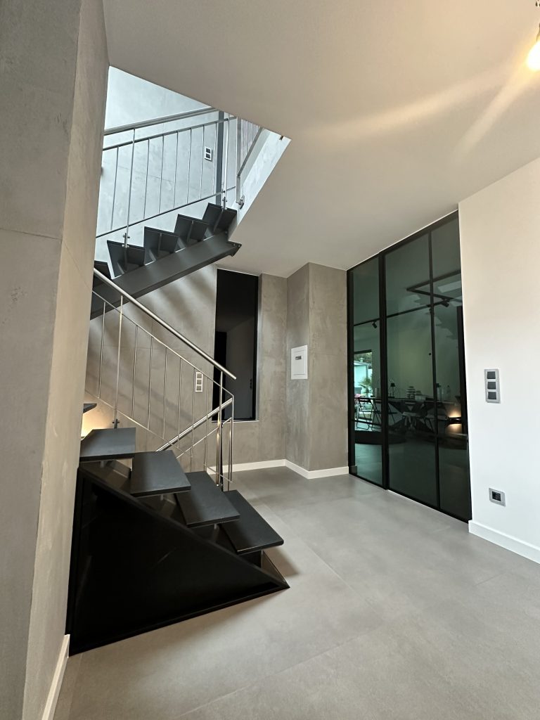 Loft Drehtür mit Fixteil aus Glas Ultrasol Grau – Düsseldorf – Innentür aus Stahl