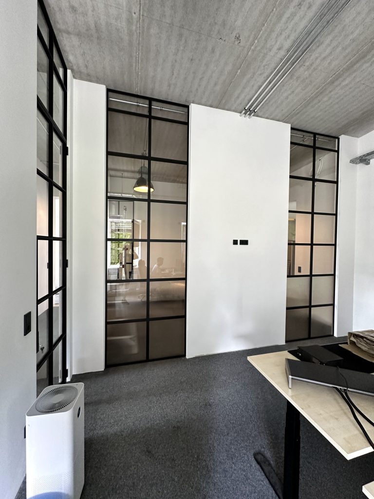 Loft Drehtür mit Oberlicht und PURE-Profil in Büroeinbau