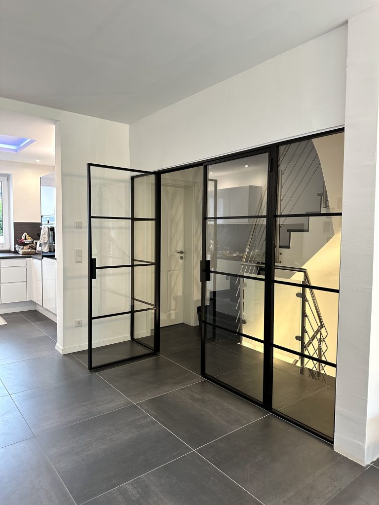 Loft-Doppeldrehtür mit Seitenteilen und Polo4-Sprossen in schwarzem Stahl