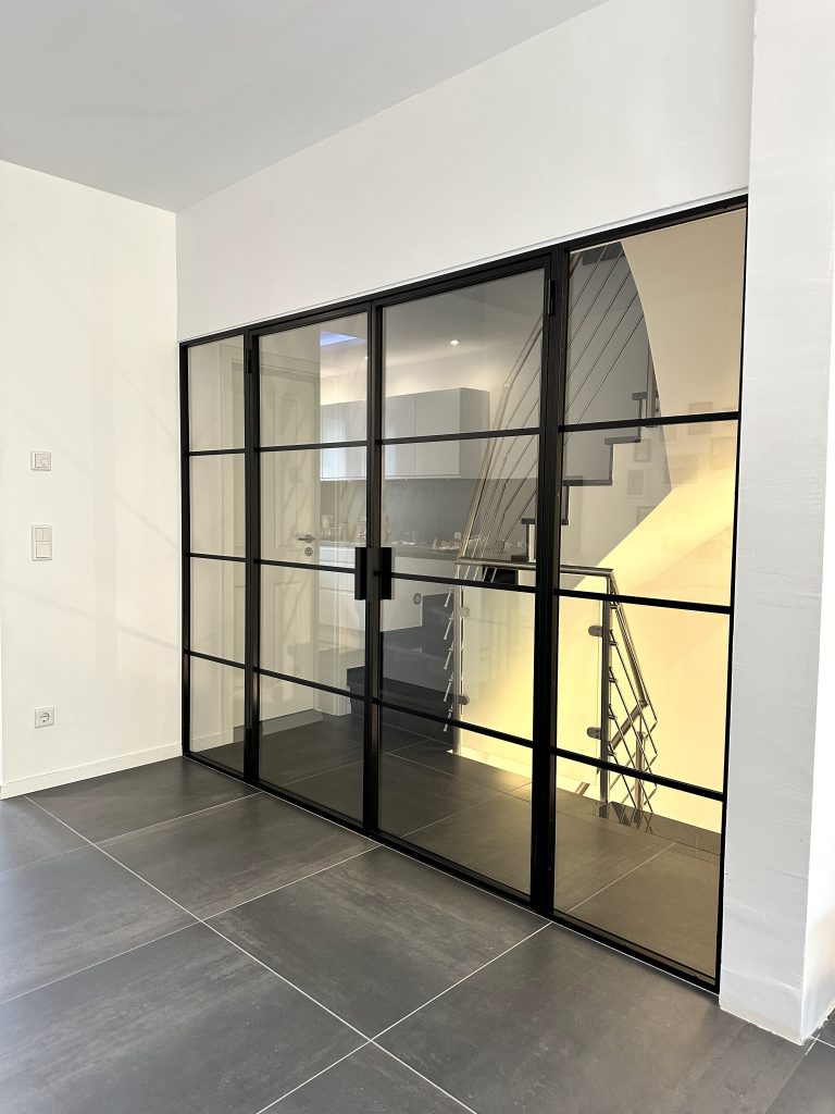 Loft-Doppeldrehtür mit Seitenteilen und Polo4-Sprossen in schwarzem Stahl
