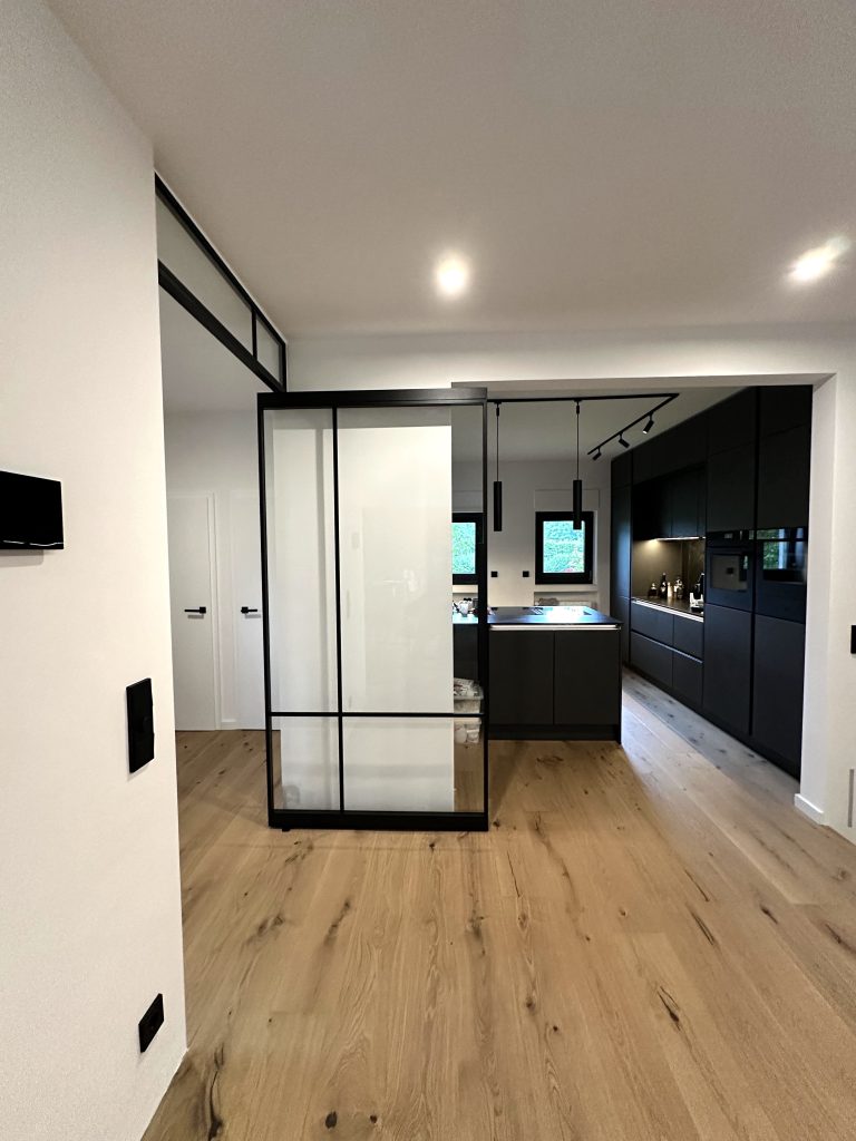 Pivot-Lofttür mit Oberlicht und Design Cross2 – Glastür mit Griff Levem