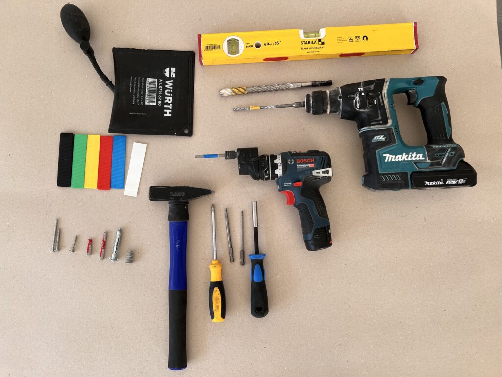 Werkzeugset für die fachgerechte Montage einer Stahl-Lofttür