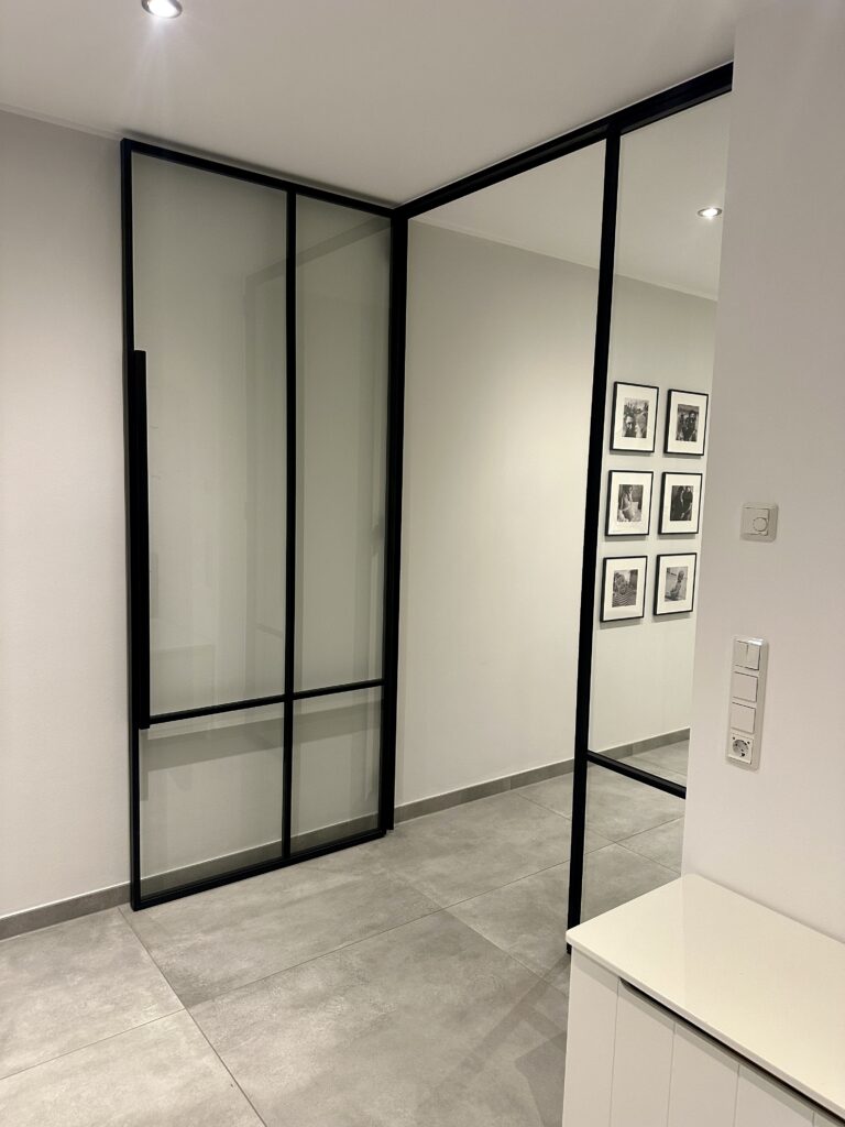 Klassische Loft-Drehtür mit Seitenteil im Windfang aus schwarzem Stahl RAL 9005 und Klarglas im Design CROSS