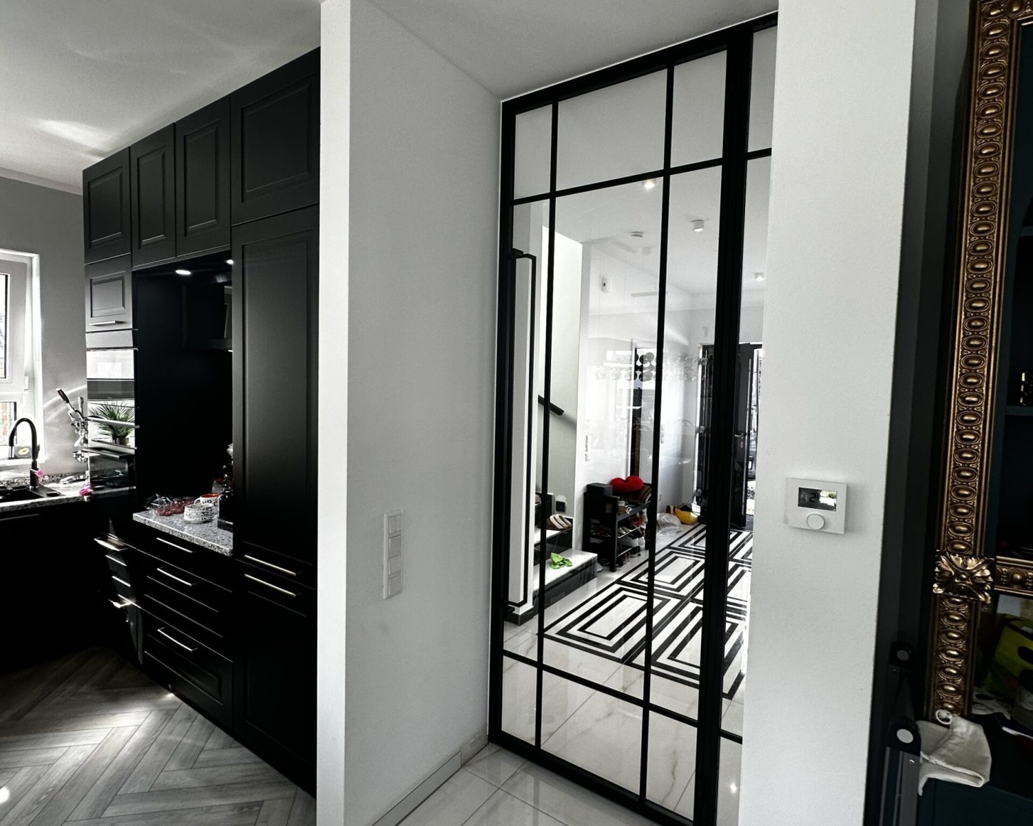 Lofttür Drehtür mit Seitenteil aus Klarglas und Stahlrahmen schwarz